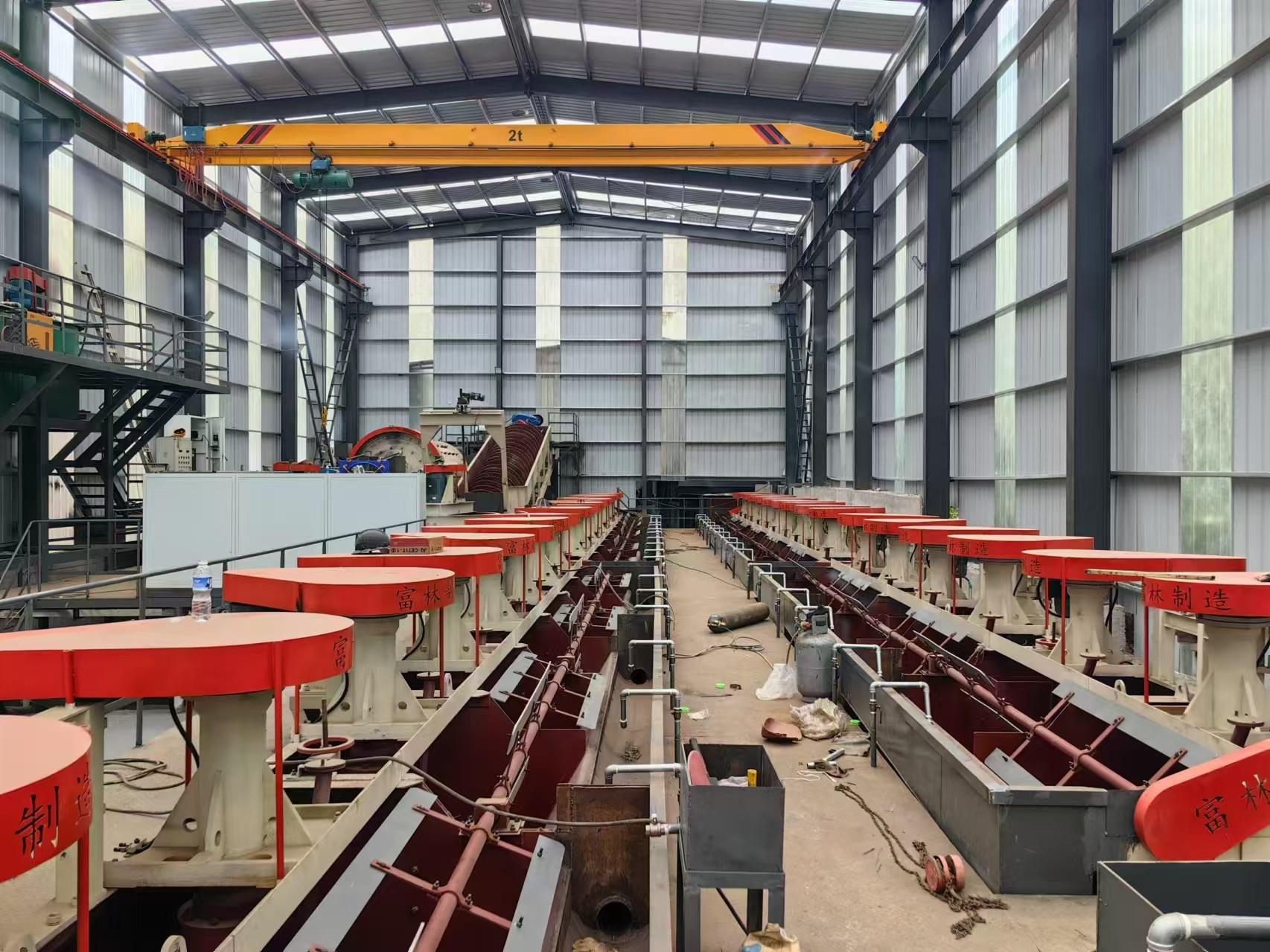 富林矿机丨如何合理使用振动筛提升选矿生产线的效率？