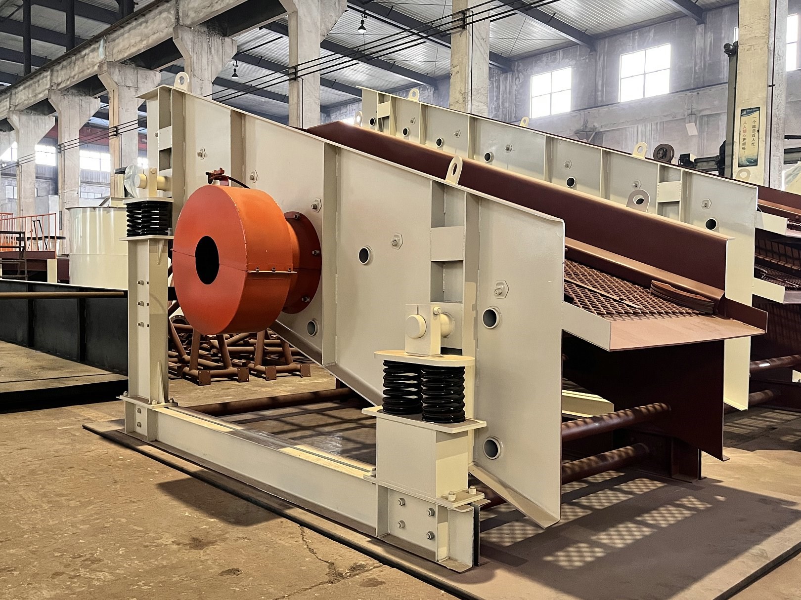 富林矿机丨矿用振动筛出现漏料问题怎么办？